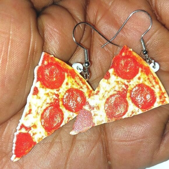 Super cute pepperoni pizza slice earrings - Picture 5 of 7